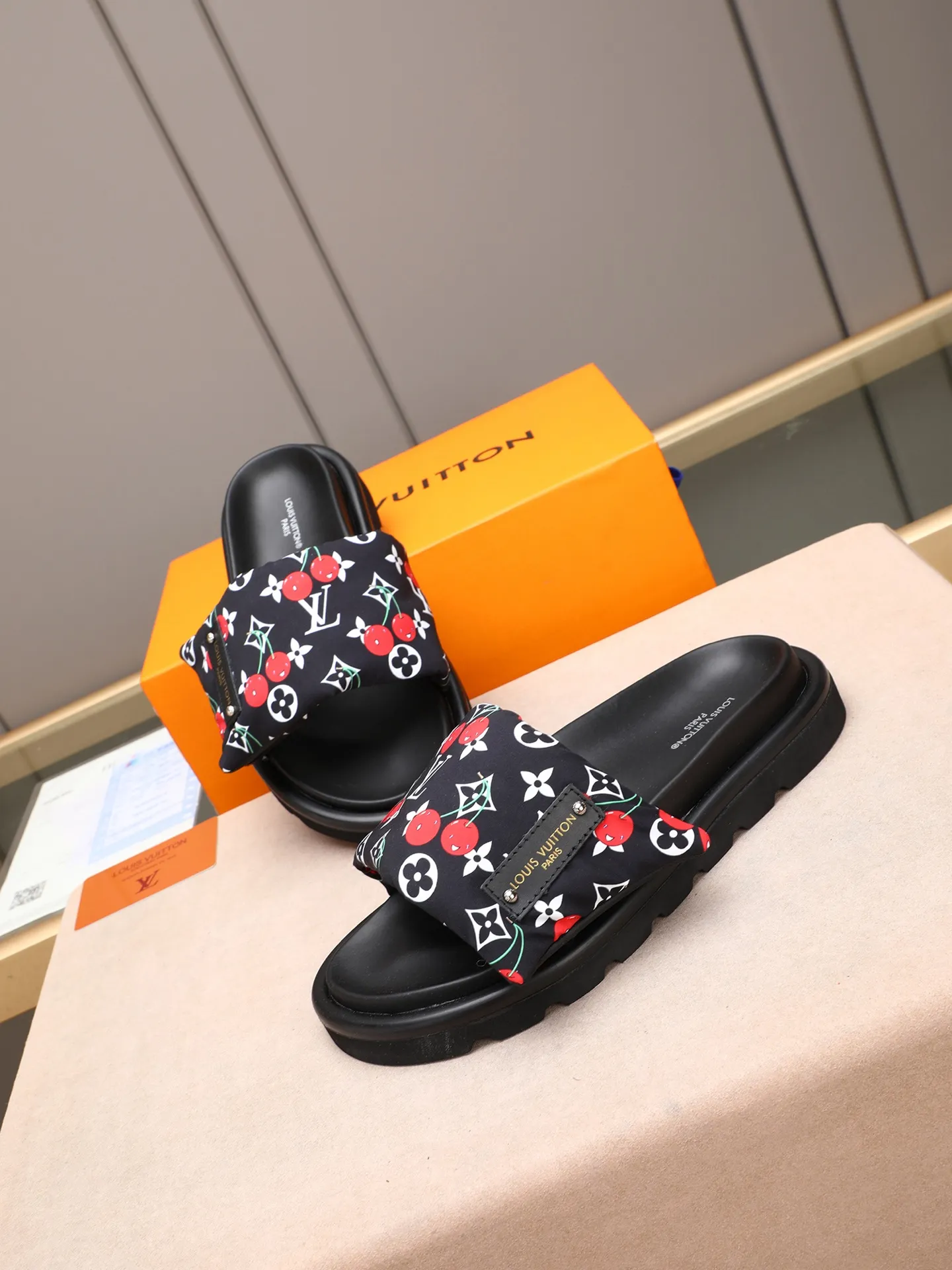 PP360 [LOUIS VUITTON] Louis Vuitton, LV printing, men's and women's slippers are on the market. The drawer box packaging comes with a cloth bag and a card. The upper pattern looks very soft and waxy, and it is a super versatile leg slimming tool. Fabric: imported denim/canvas/old fabric, LV hardware LOGO, official website pattern printing, comfortable to wear, feet: high-elastic PU water table. Sole: foam sole, heel height: about 5cm. Code number: 35-46, 35, 45, 46 are custom-made and non-returnable. Color: multiple colors and styles available.